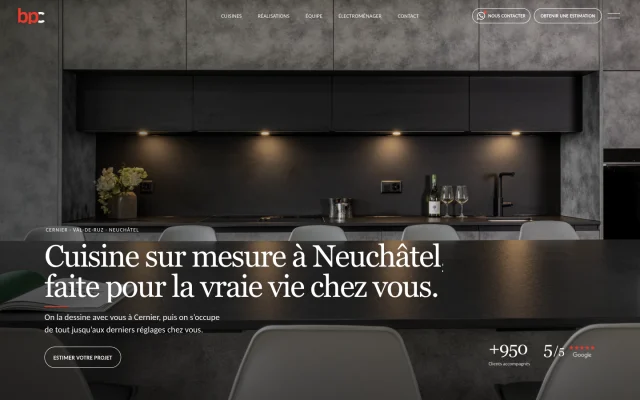 Le vrai site BP Cuisines présenté sur un ordinateur portable posé sur un îlot de cuisine