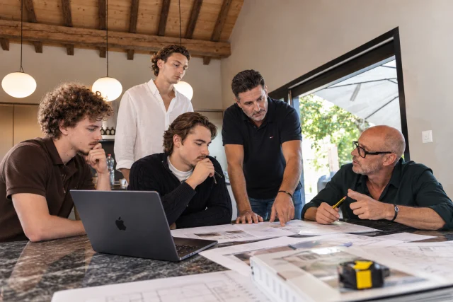 Séance de travail autour des offres et des plans de cuisine